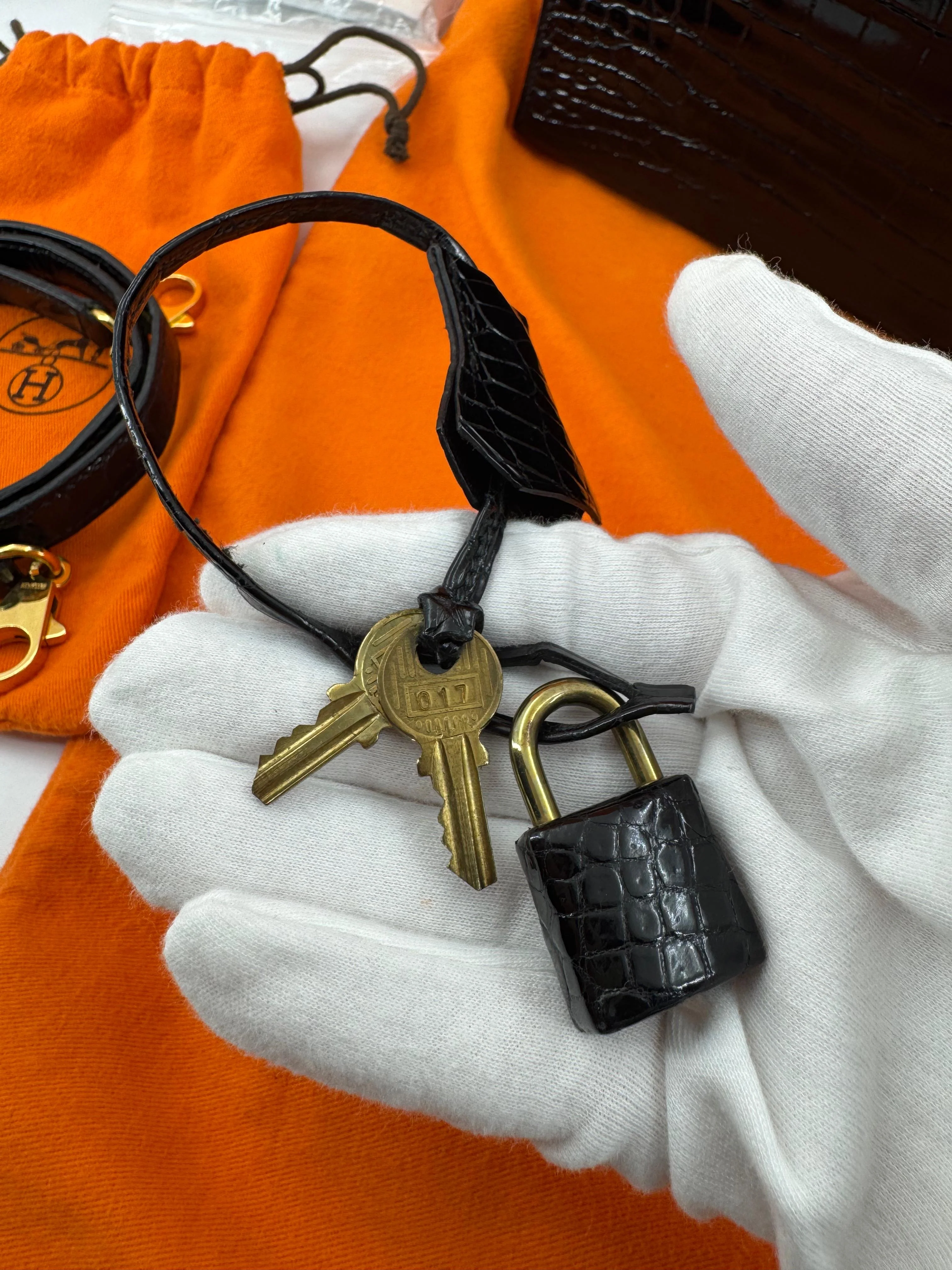 Hermes kelly 28 black shiny crocodile leather Gold hardware - Image 10