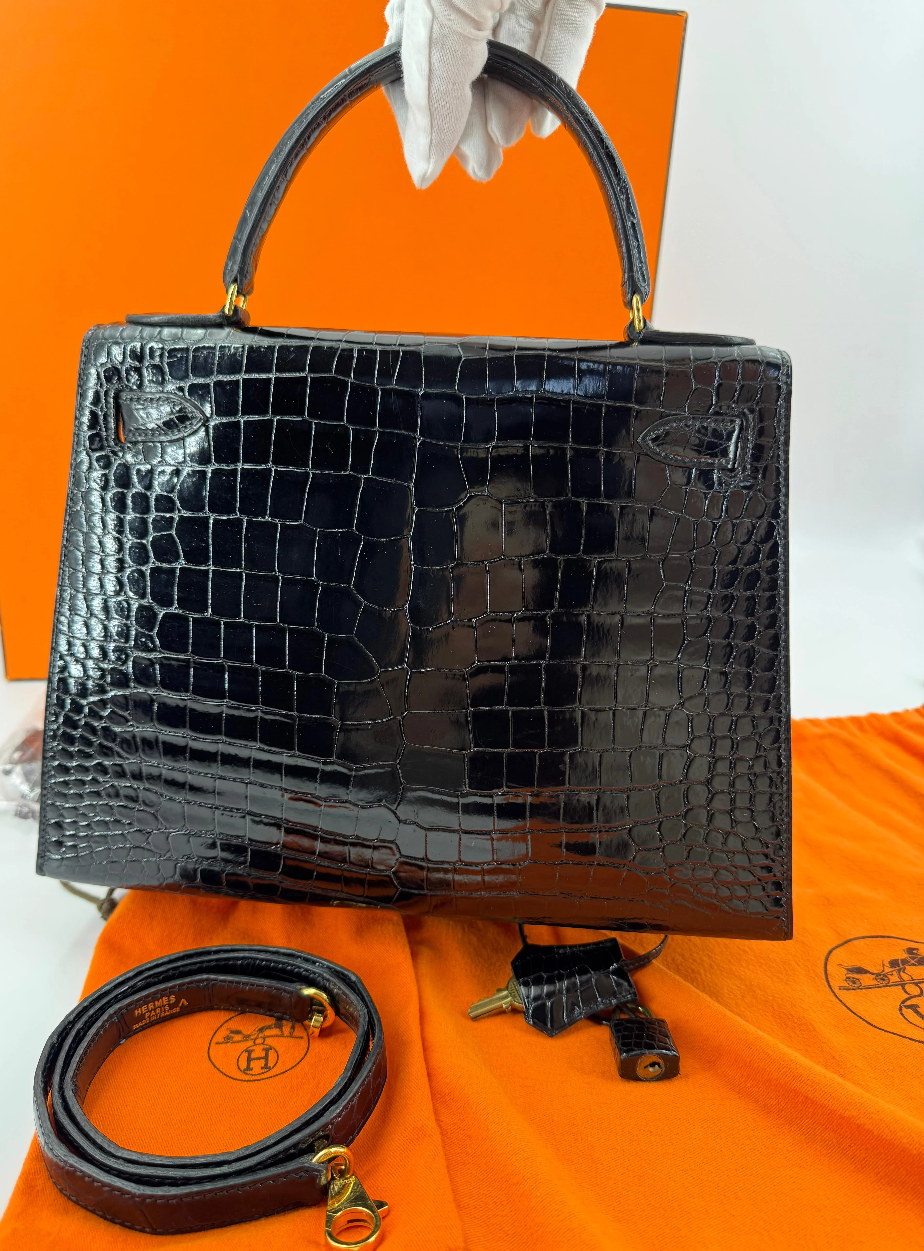Hermes kelly 28 black shiny crocodile leather Gold hardware - Image 8