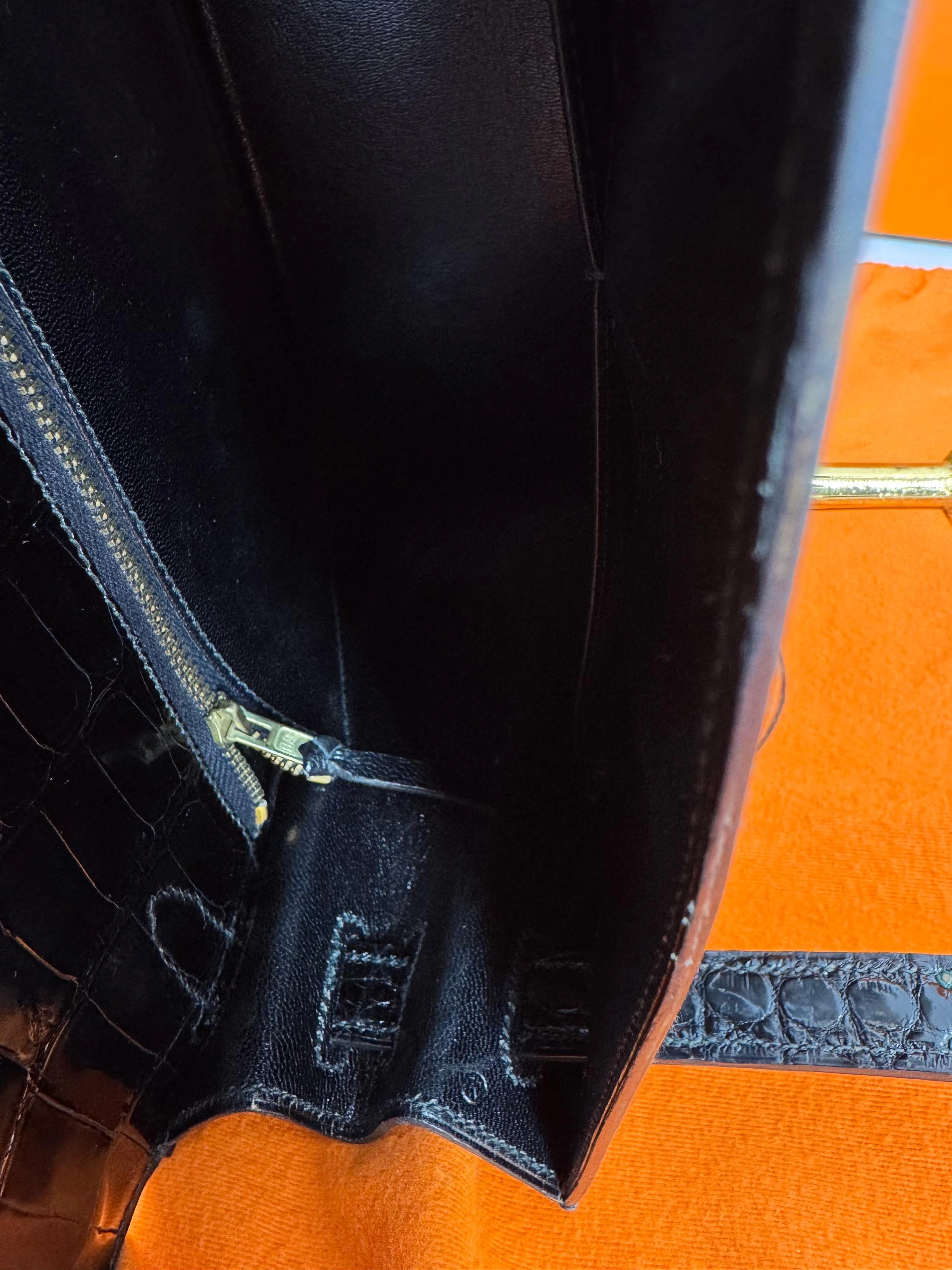 Hermes kelly 28 black shiny crocodile leather Gold hardware - Image 9