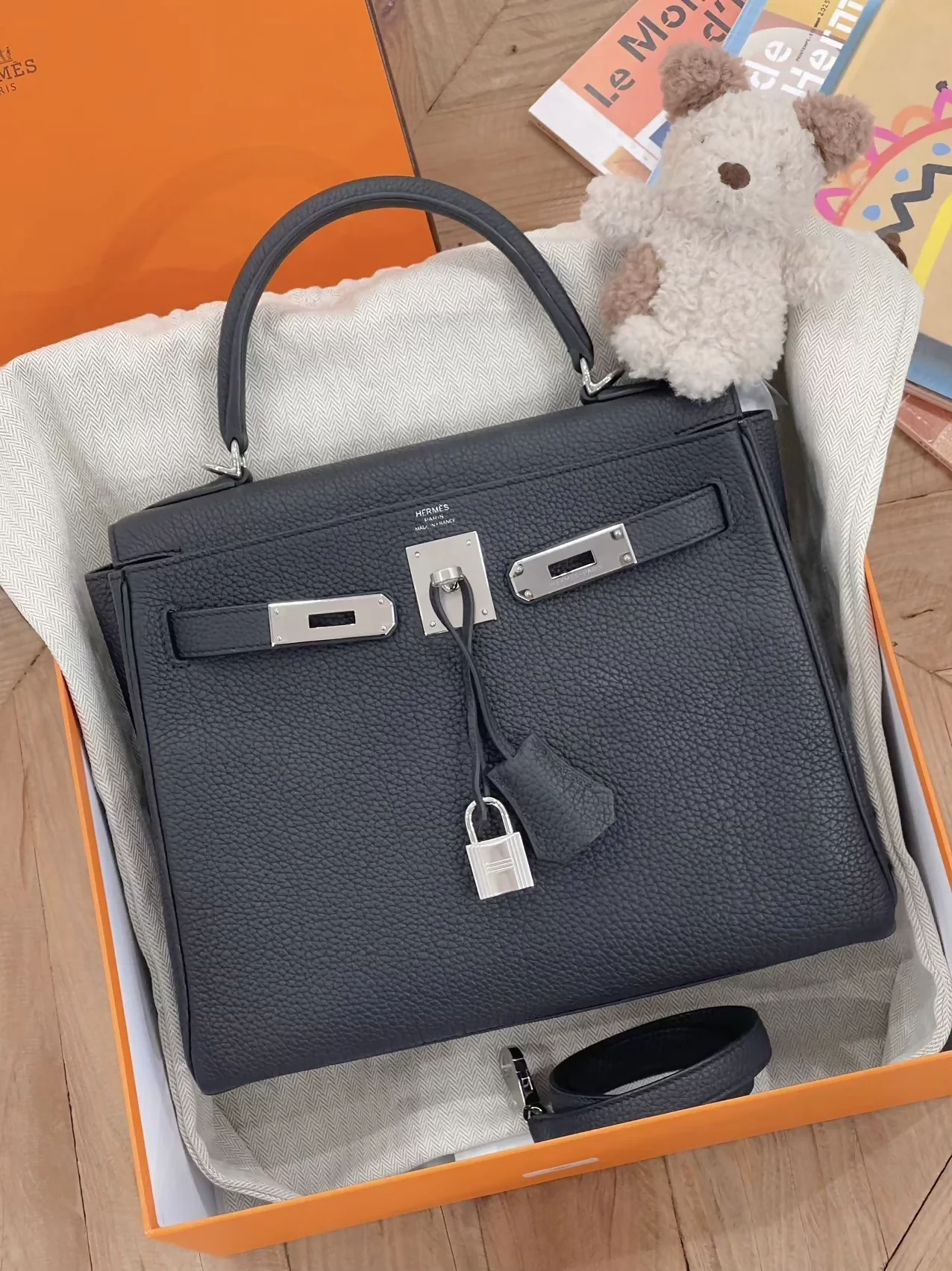 Hermès Kelly 28 Black Togo Leather with palladium hardware - Image 2