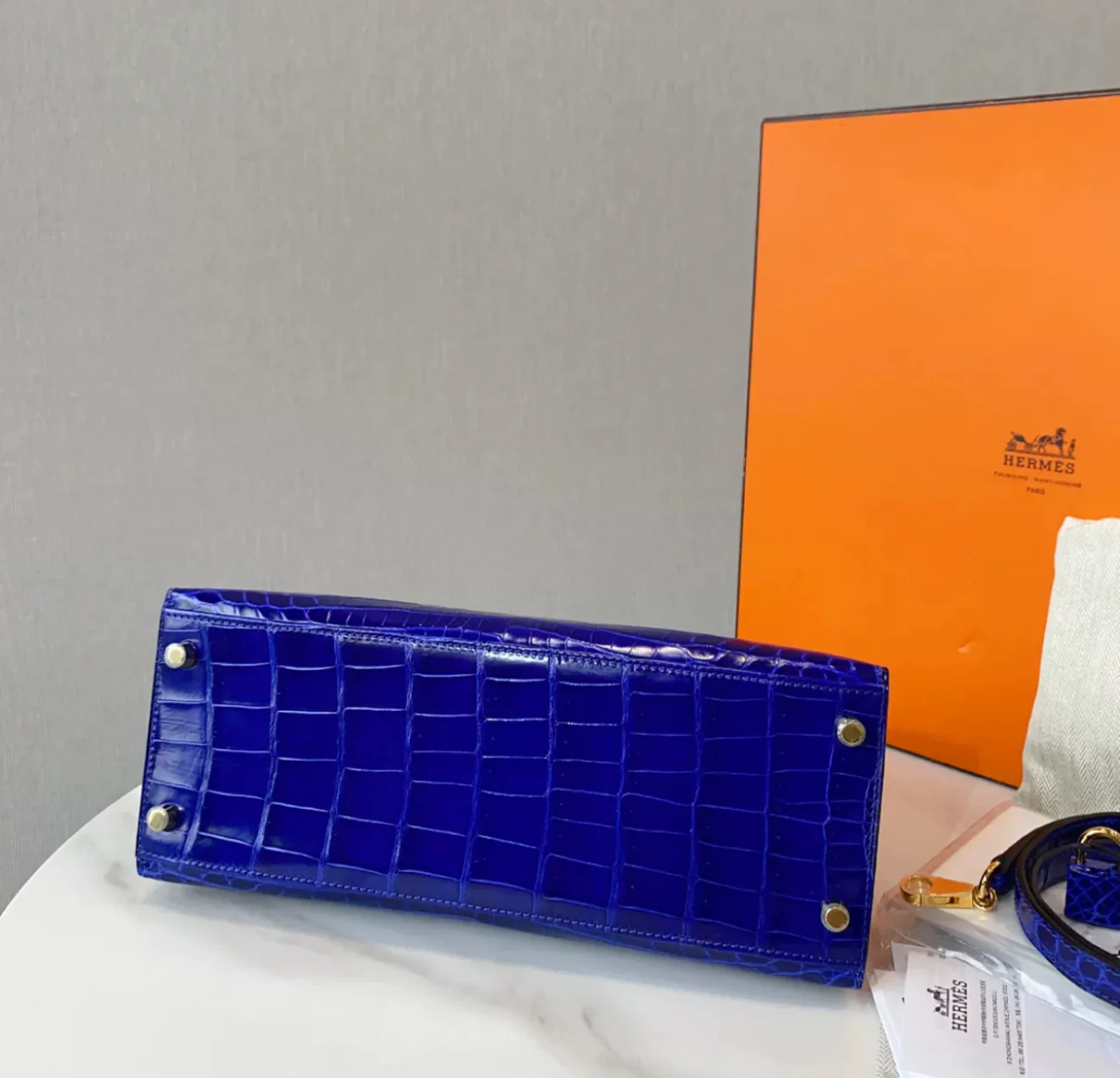 Hermès Kelly 28 Blue Electric Shiny Crocodile Leather Gold Hardware - Image 4