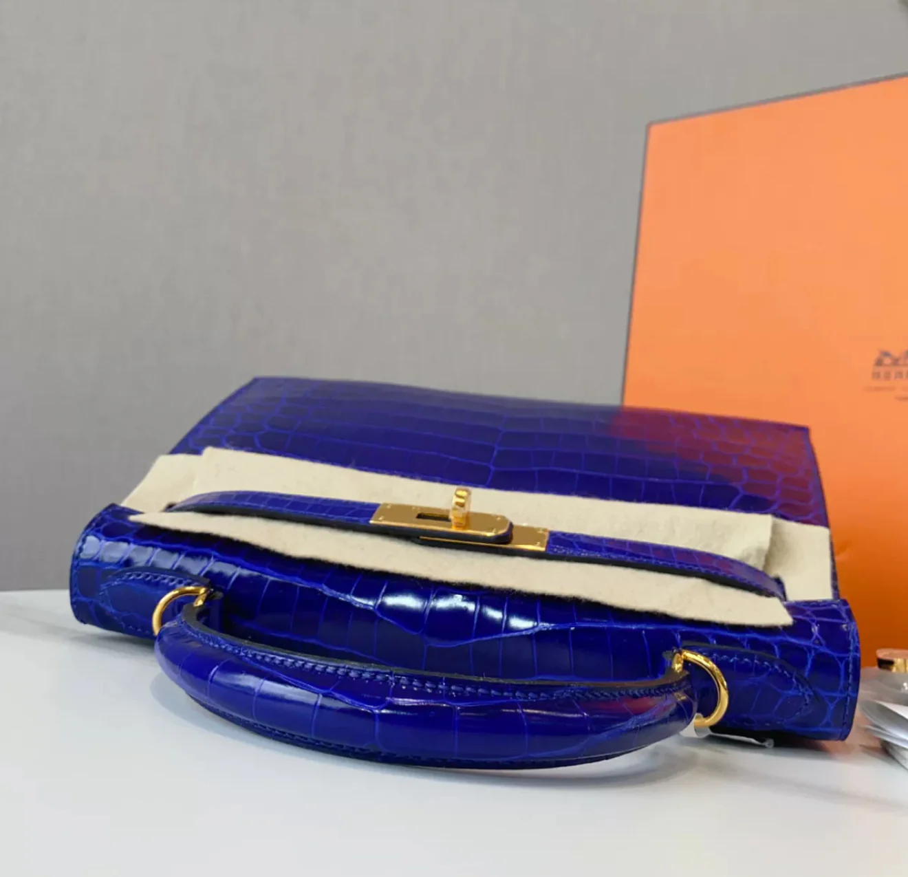Hermès Kelly 28 Blue Electric Shiny Crocodile Leather Gold Hardware - Image 5