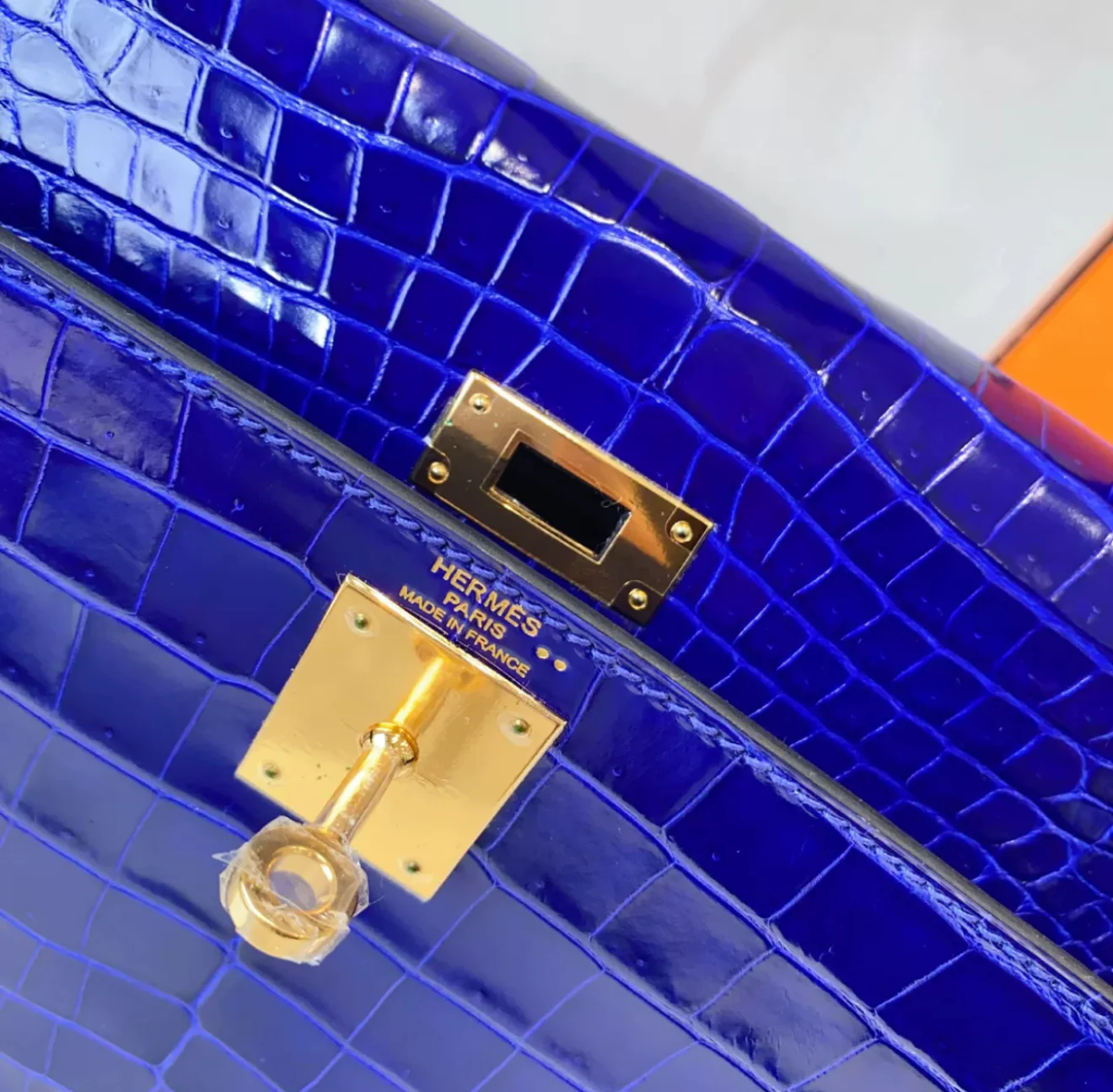 Hermès Kelly 28 Blue Electric Shiny Crocodile Leather Gold Hardware - Image 7