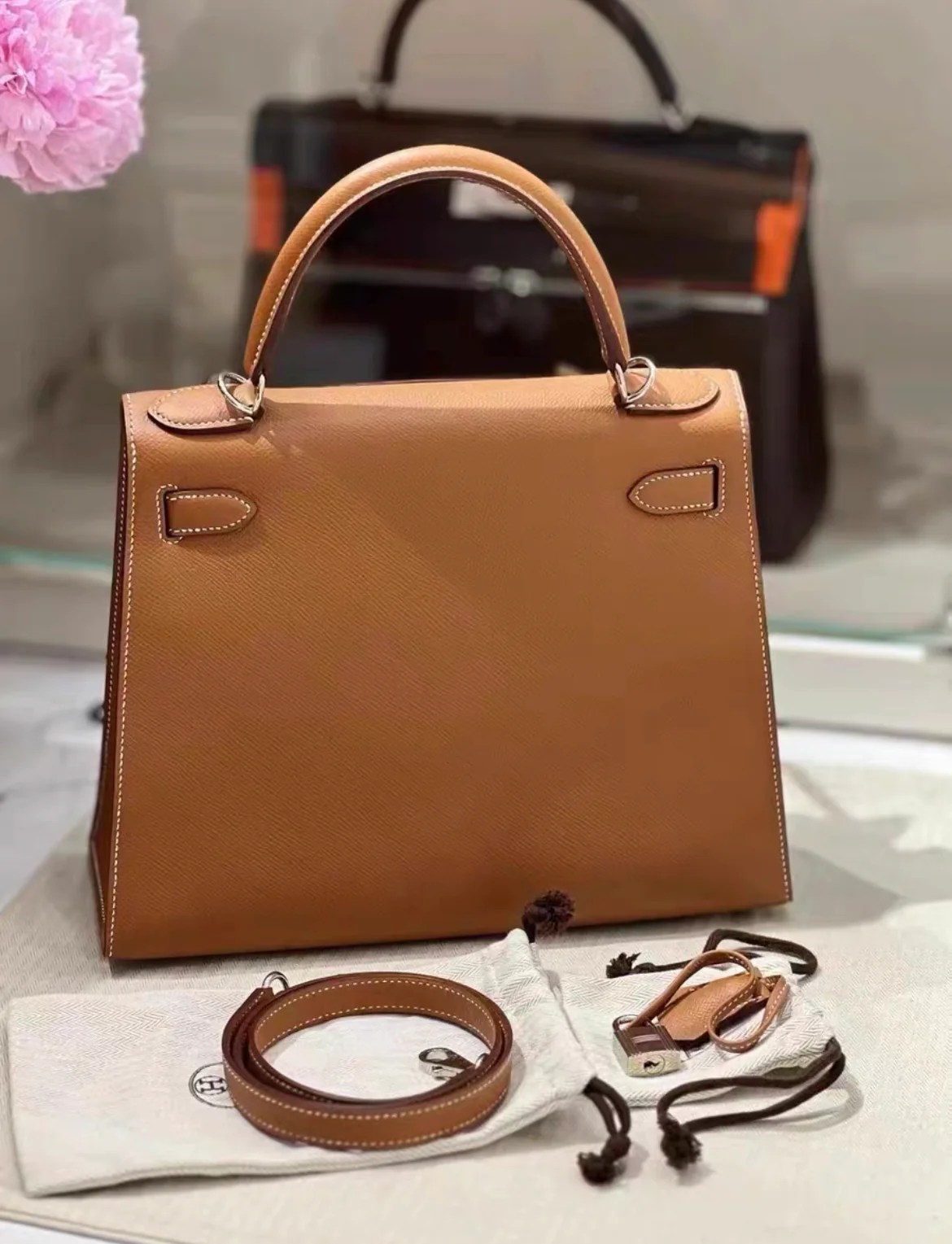 HERMES KELLY 28 GOLD EPSOM LEATHER SELLIER WITH PALLADIUM HARDWARE - Image 2