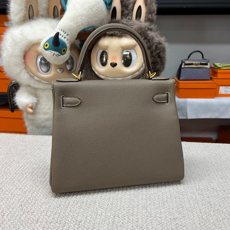 Hermès Kelly 28 in Gris Elephant Togo leather with brushed gold hardware - Image 2
