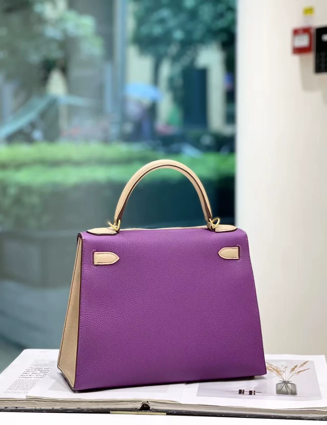 Hermes Kelly 28 P9 anemone purple and S2 trench coat Epsom leather with brushed gold hardware - Image 2
