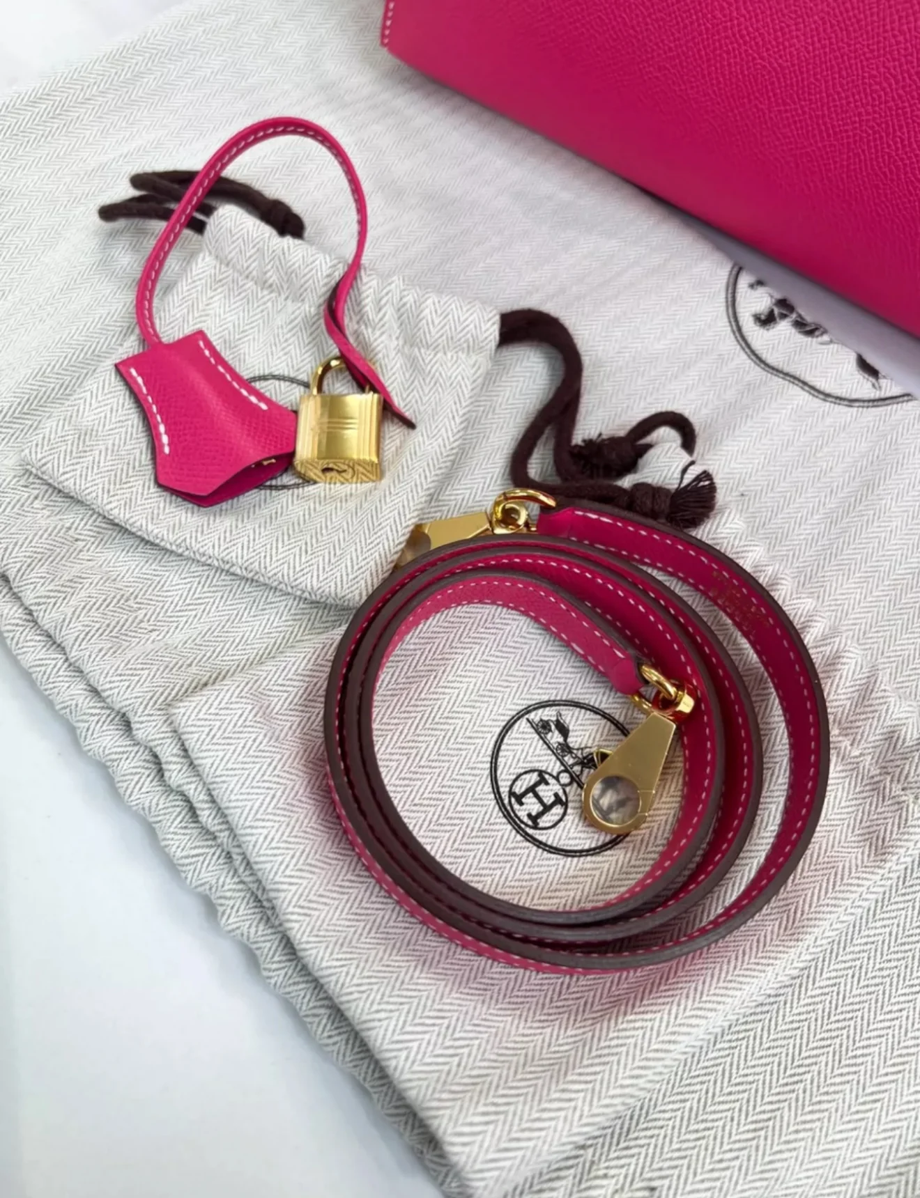 Hermes Kelly 28 Rose Extreme Pink Epsom Leather Gold Hardware - Image 4