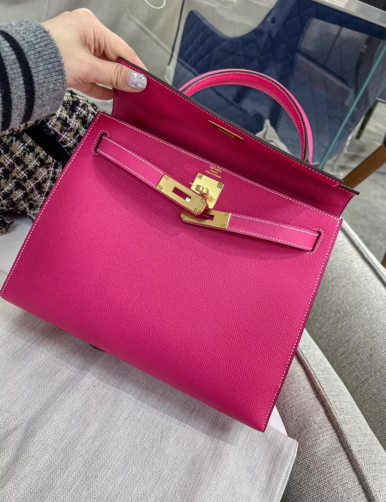 Hermes Kelly 28 Rose Extreme Pink Epsom Leather Gold Hardware - Image 7