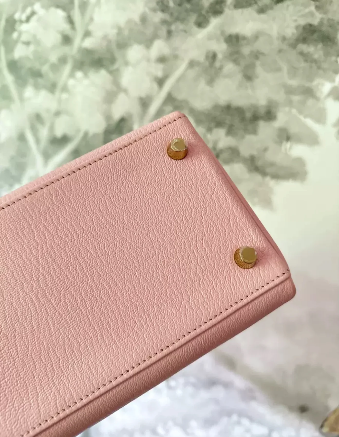 Hermès Kelly 28 Rose Sakura Chèvre Gold Hardware - Image 4