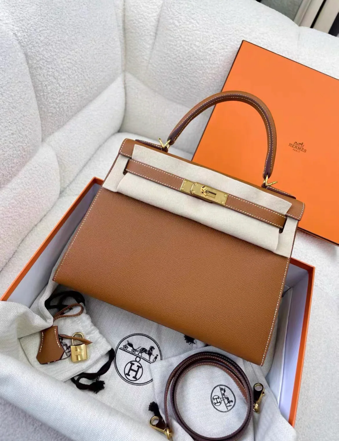 Hermes Kelly 28 Sellier Gold Epsom Gold Hardware - Image 4