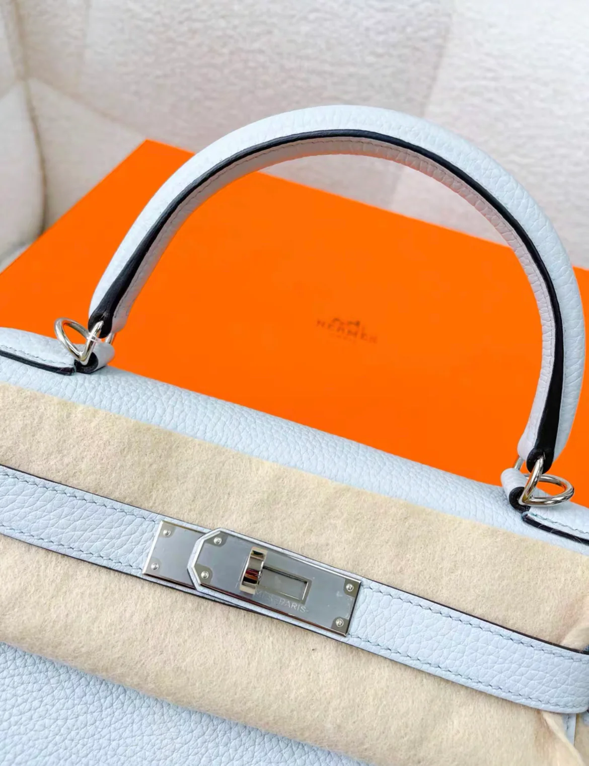 HERMES Kelly 28 Taurillon Clemence Retourne Togo Bleu Pale Palladium Hardware - Image 2
