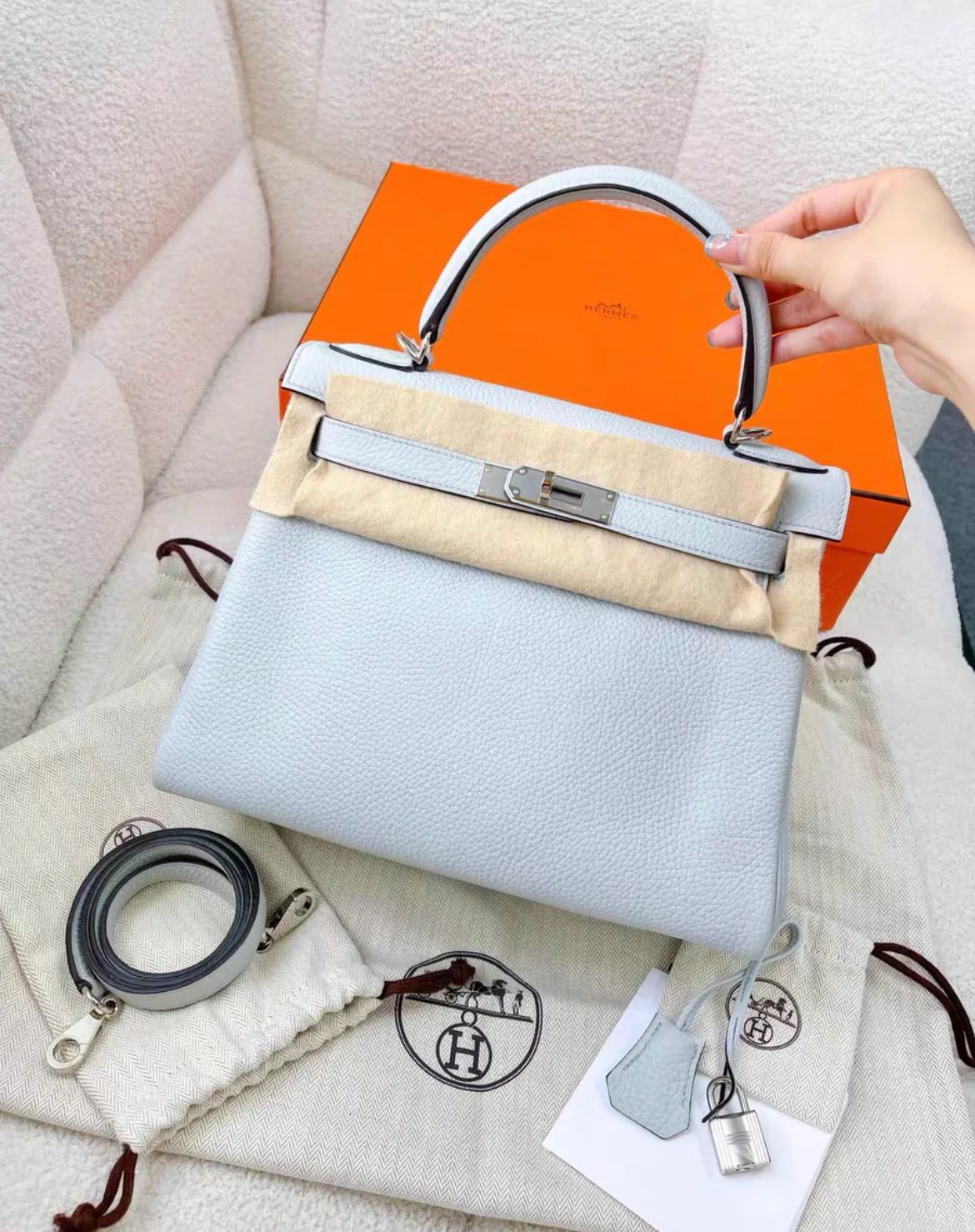 HERMES Kelly 28 Taurillon Clemence Retourne Togo Bleu Pale Palladium Hardware - Image 3