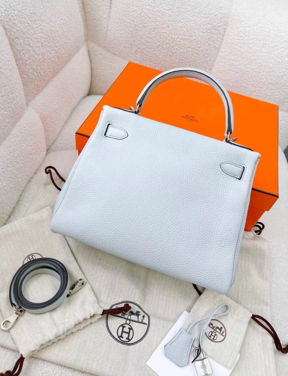 HERMES Kelly 28 Taurillon Clemence Retourne Togo Bleu Pale Palladium Hardware - Image 4