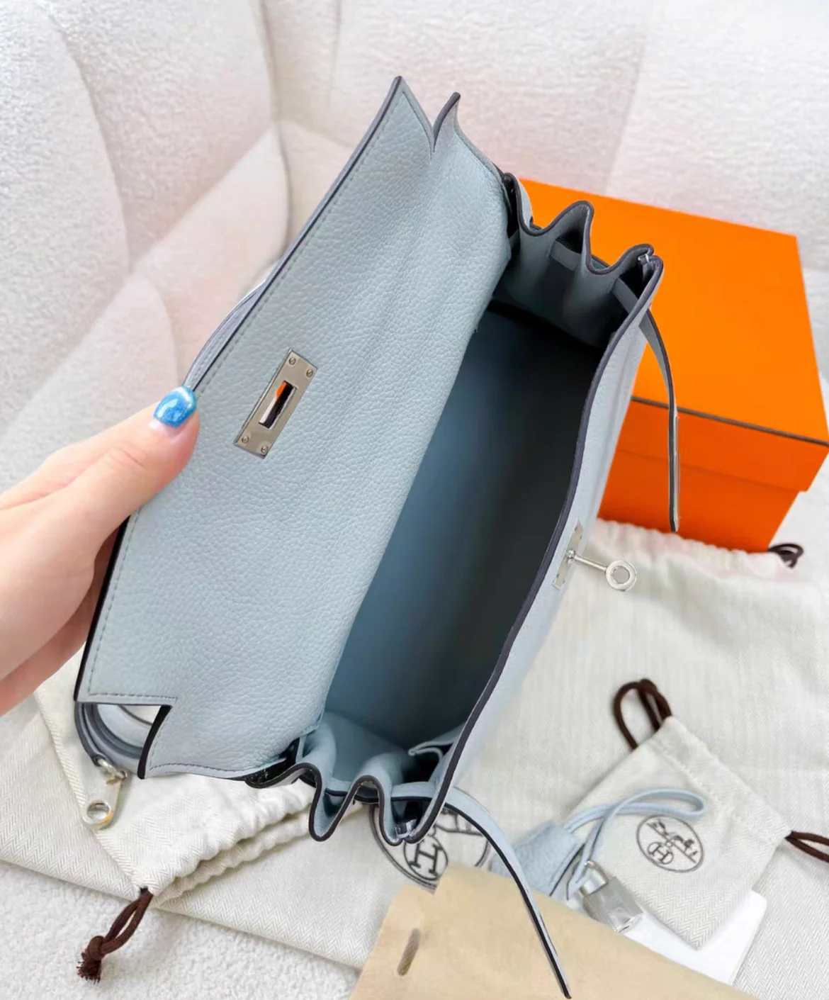 HERMES Kelly 28 Taurillon Clemence Retourne Togo Bleu Pale Palladium Hardware - Image 7