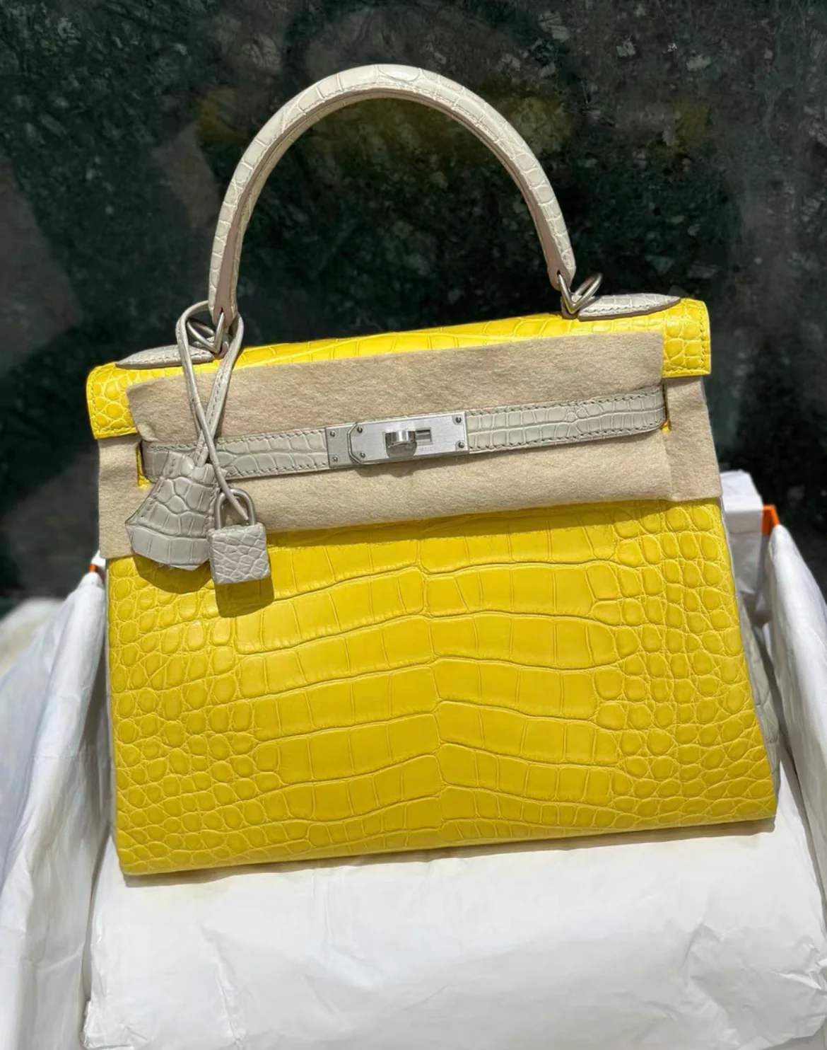 Hermes Kelly 28 Yellow Matte Alligator with Brushed Palladium Hardware - Image 2