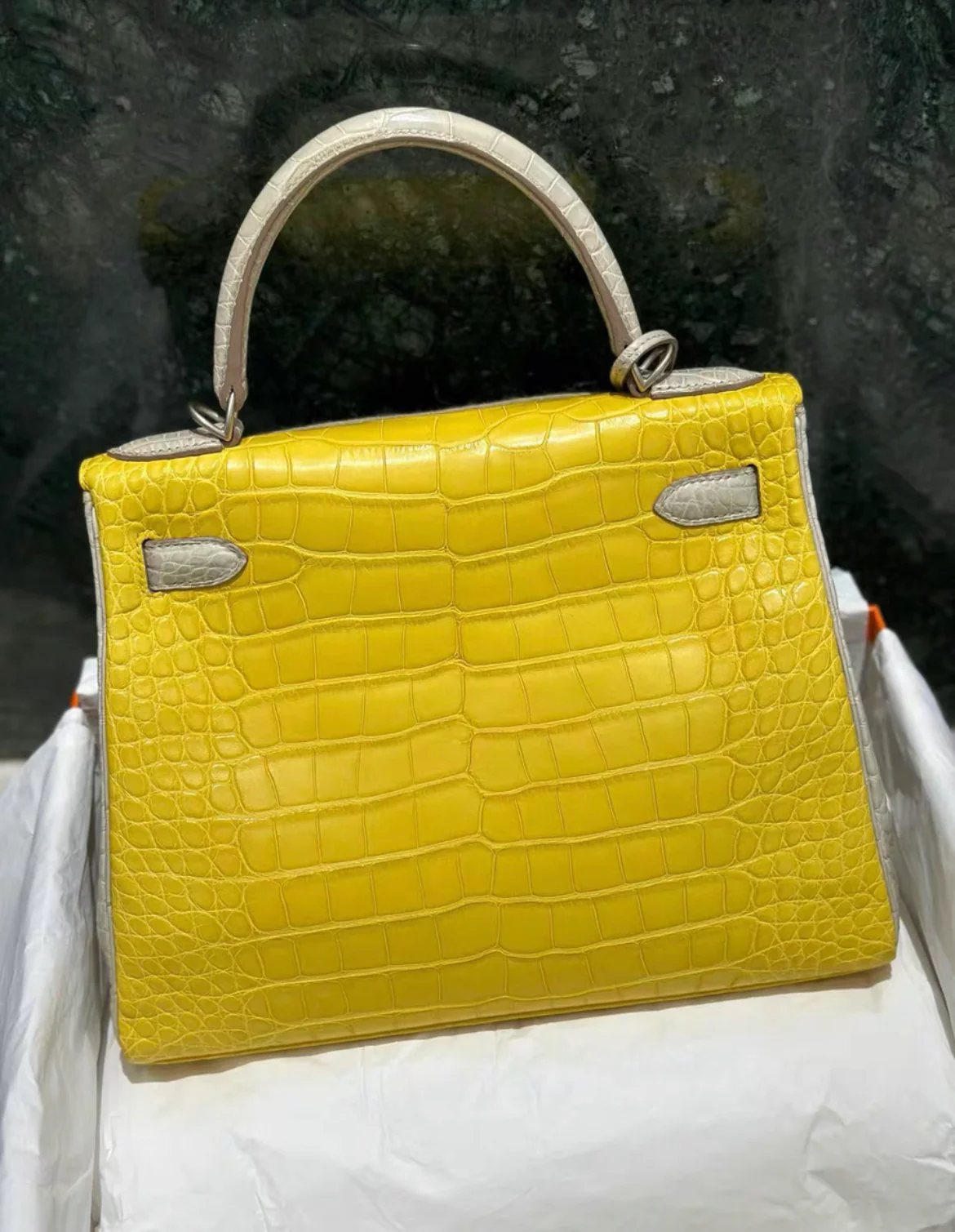 Hermes Kelly 28 Yellow Matte Alligator with Brushed Palladium Hardware - Image 3