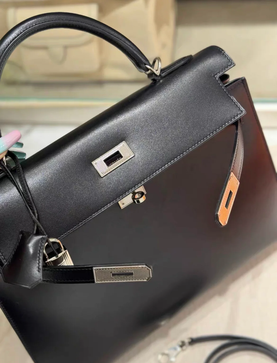 Hermes kelly 32 Black Box Calf Leather Guilloche Hardware - Image 2