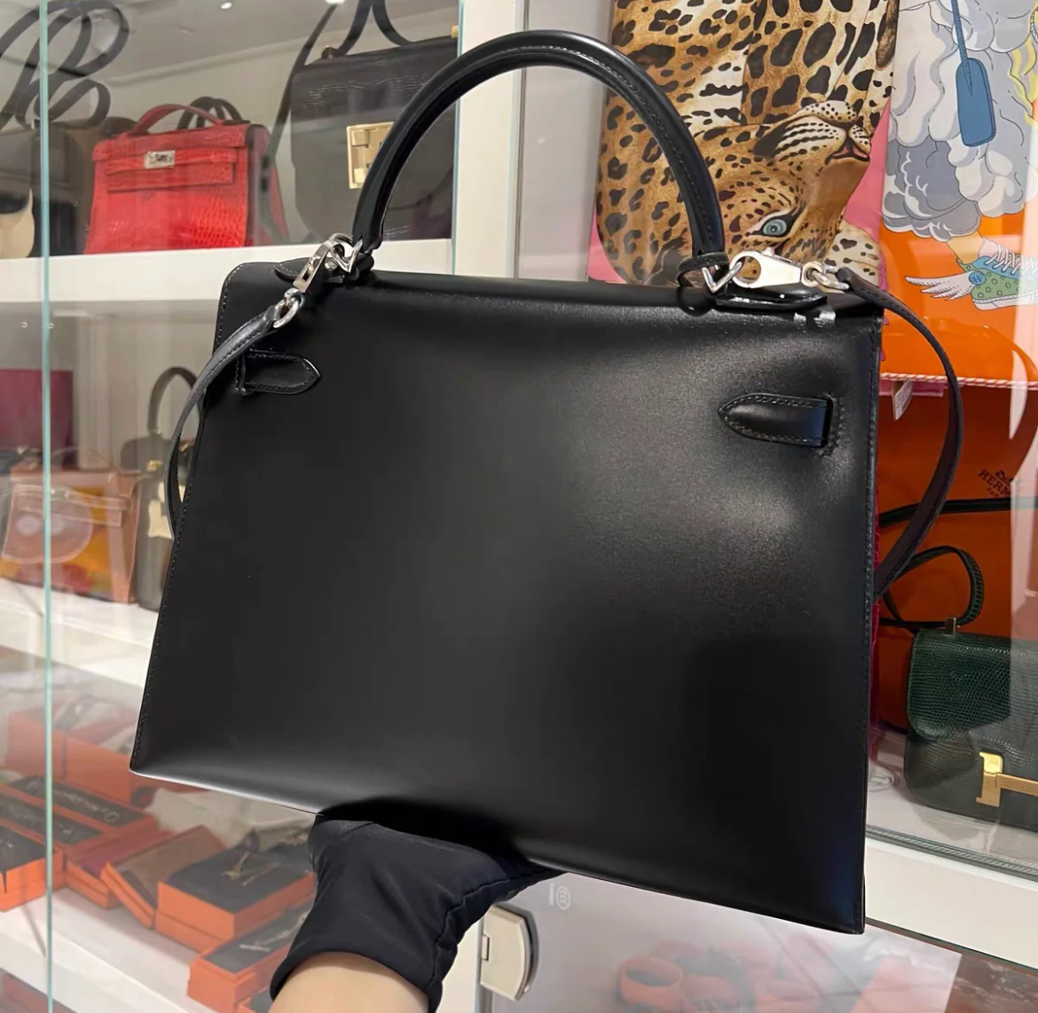 Hermes kelly 32 Black Box Calf Leather Guilloche Hardware - Image 5