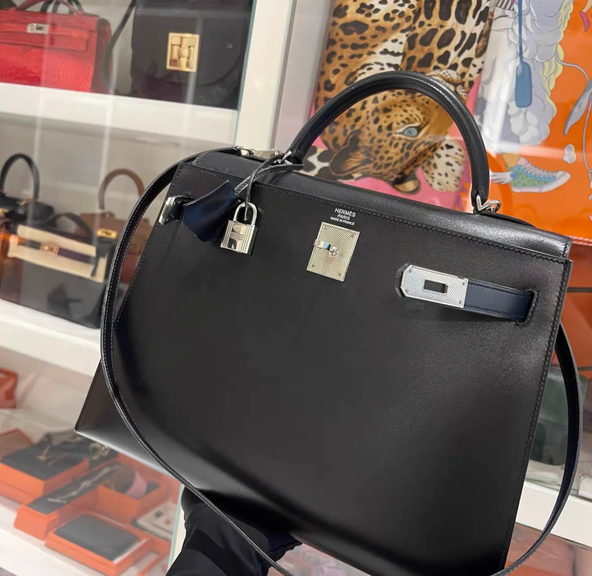 Hermes kelly 32 Black Box Calf Leather Guilloche Hardware - Image 7