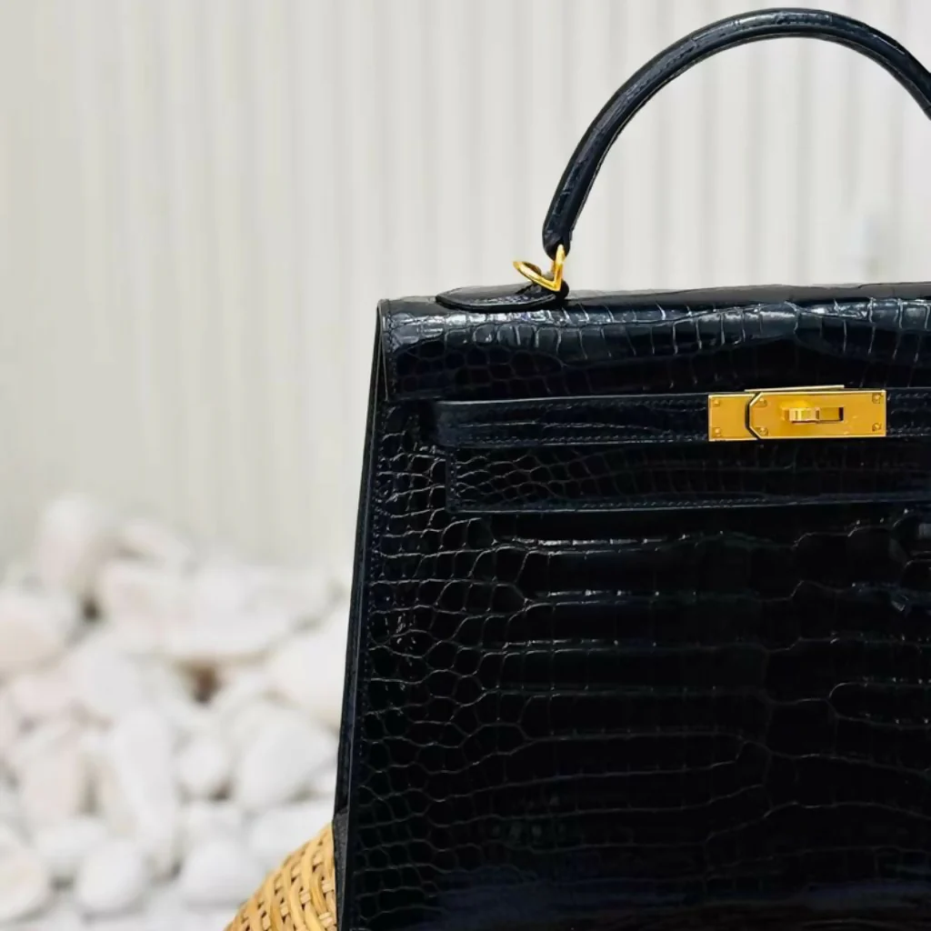 Hermès Kelly 32 Black Shiny Crocodile Leather Gold Hardware - Image 2