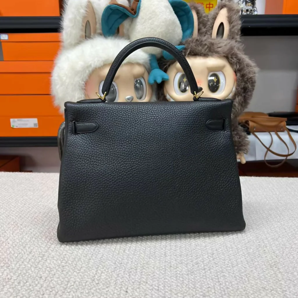 Hermès Kelly 32 Black Togo Leather with Gold Hardware - Image 2