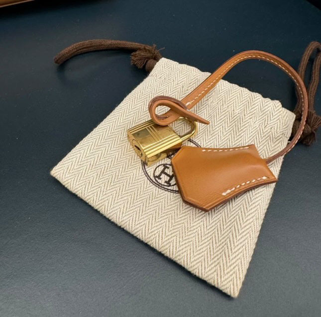 Hermès Kelly 32 Gold Box Calf Gold Hardware - Image 6