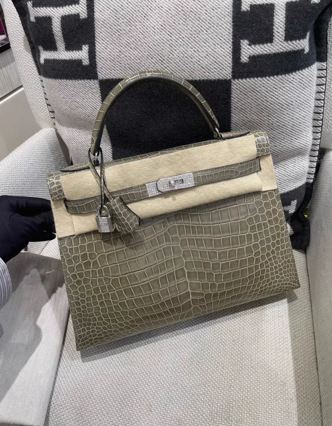 Hermes Kelly 32 Gris Shiny Crocodile leather white gold & diamond hardware