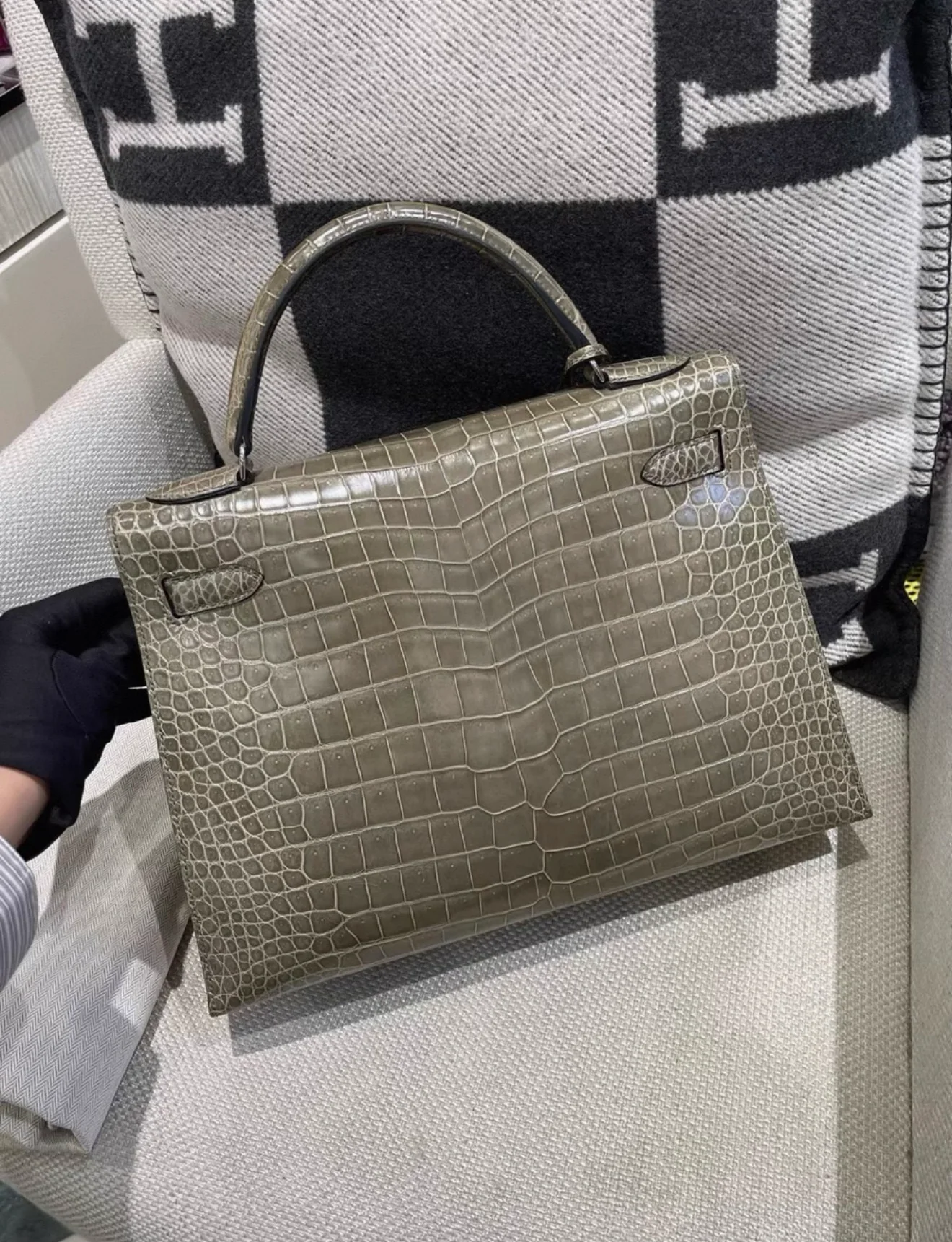 Hermes Kelly 32 Gris Shiny Crocodile leather white gold & diamond hardware - Image 2
