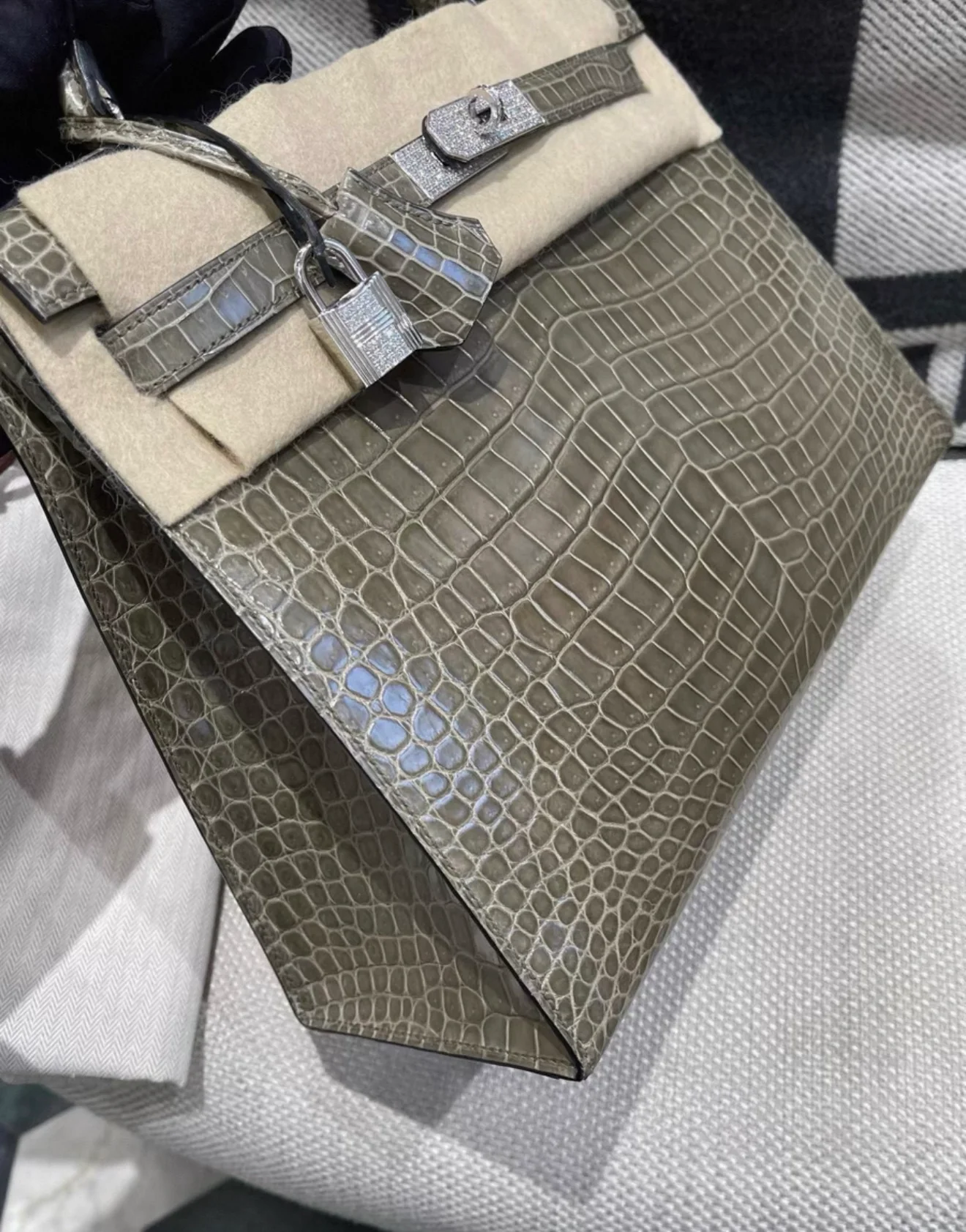Hermes Kelly 32 Gris Shiny Crocodile leather white gold & diamond hardware - Image 3