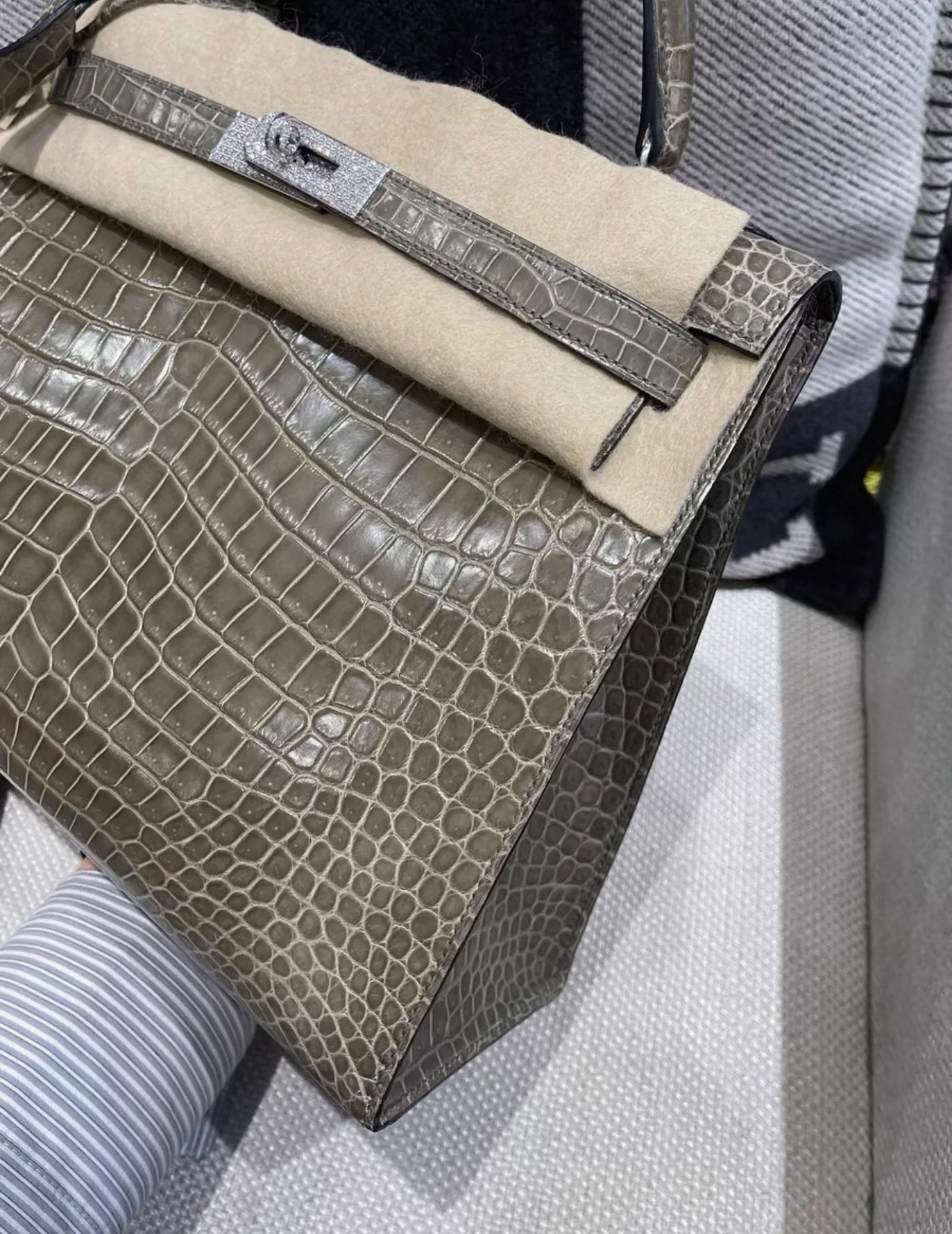 Hermes Kelly 32 Gris Shiny Crocodile leather white gold & diamond hardware - Image 4