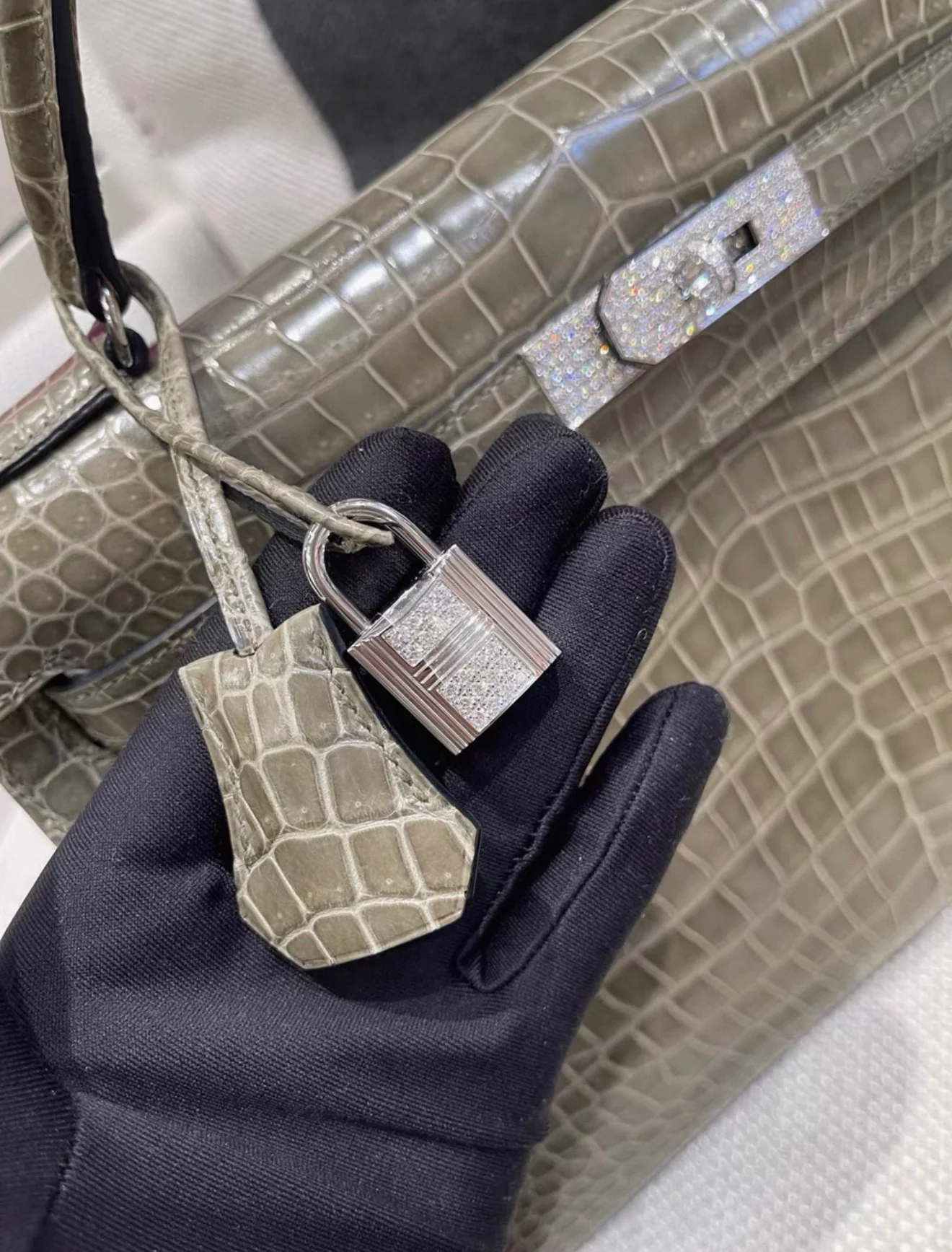 Hermes Kelly 32 Gris Shiny Crocodile leather white gold & diamond hardware - Image 6