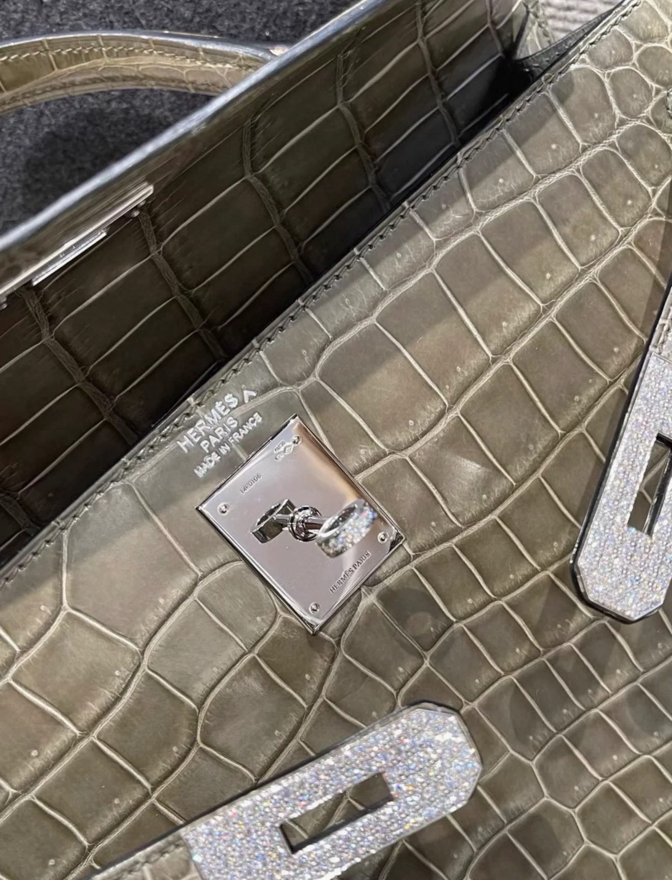 Hermes Kelly 32 Gris Shiny Crocodile leather white gold & diamond hardware - Image 7