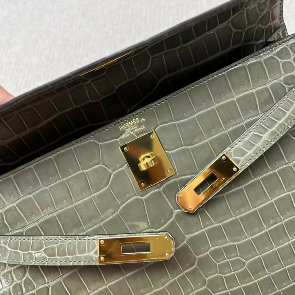 Hermès Kelly 32 Gris Tourterelle shiny Crocodile Leather Gold Hardware - Image 2