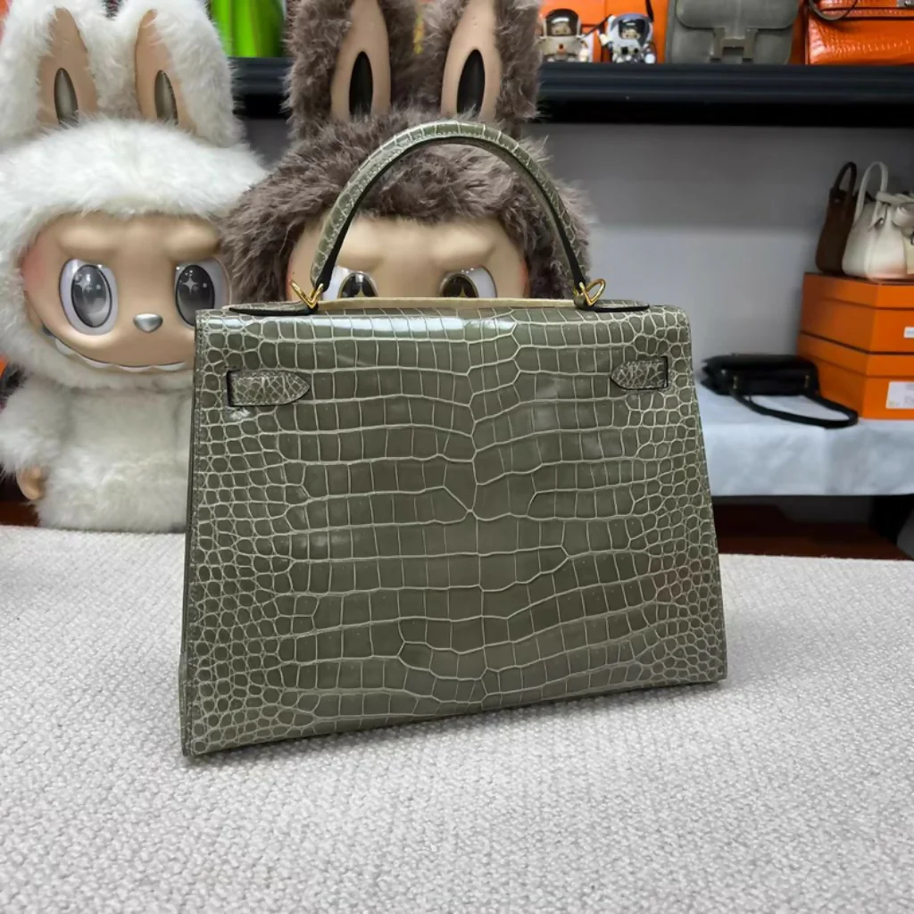 Hermès Kelly 32 Gris Tourterelle shiny Crocodile Leather Gold Hardware - Image 3