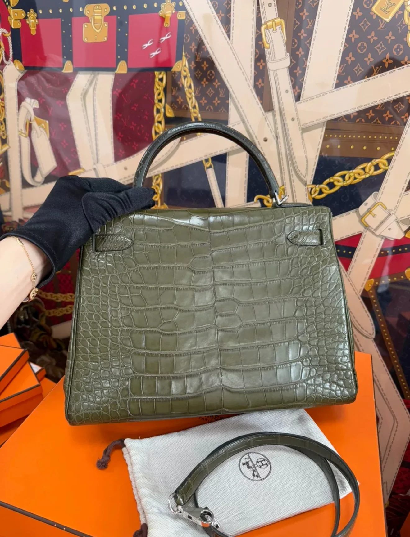 Hermès Kelly 32 olive green crocodile leather Palladium Hardware - Image 2
