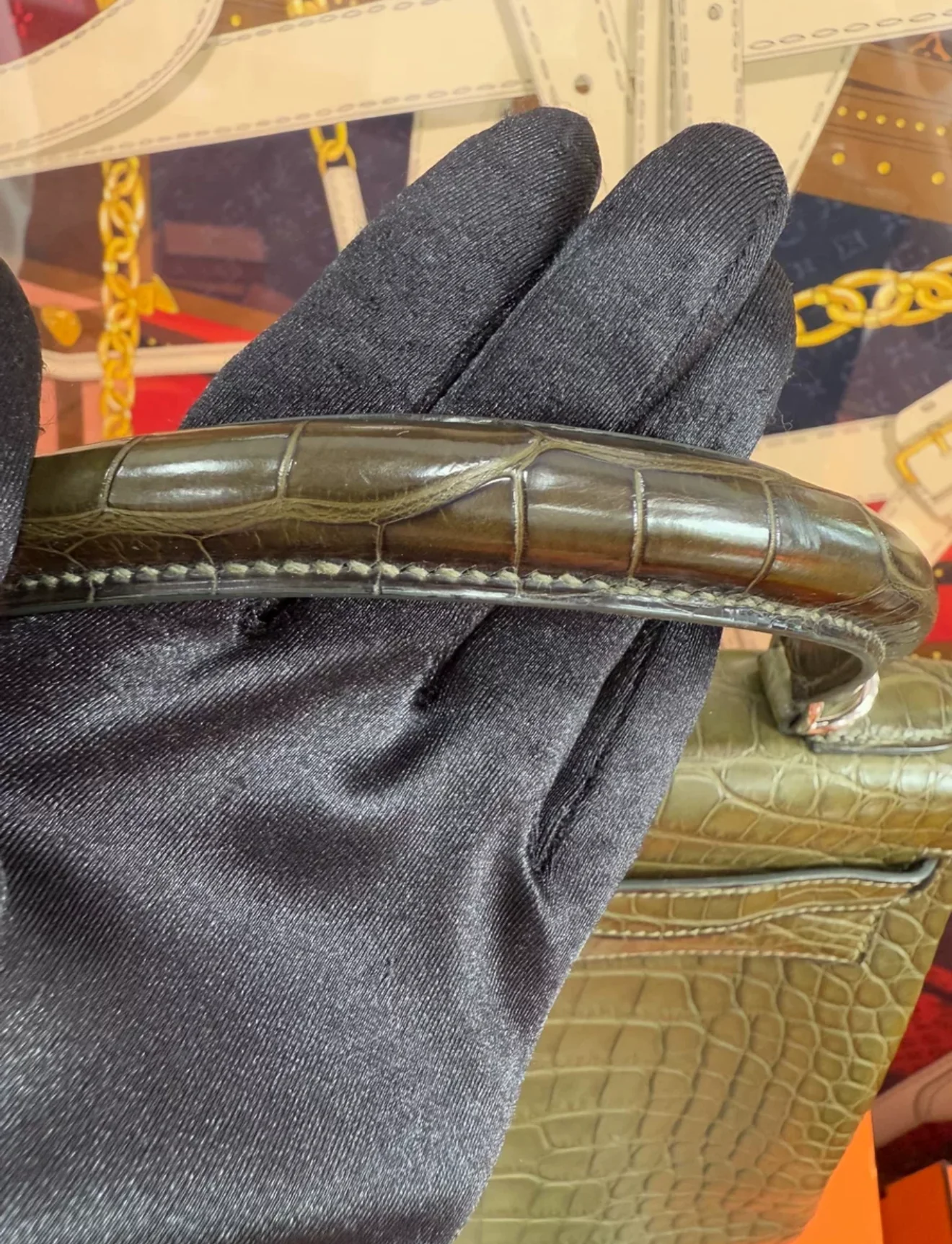 Hermès Kelly 32 olive green crocodile leather Palladium Hardware - Image 5