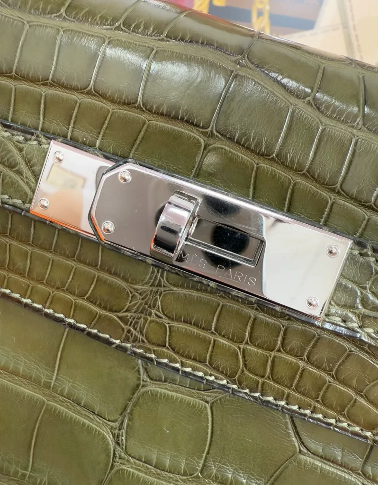 Hermès Kelly 32 olive green crocodile leather Palladium Hardware - Image 6