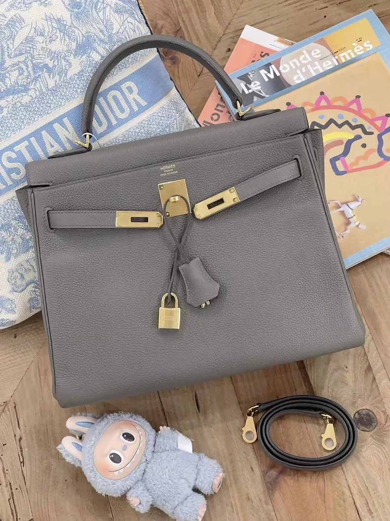 Hermès Kelly 32 Grey 8F Togo Leather with gold hardware - Image 2