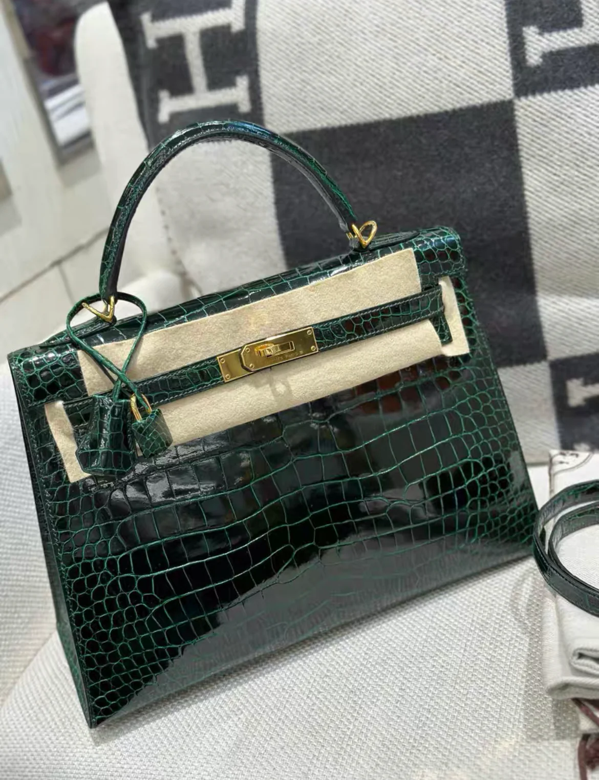 Hermès Kelly 32 Vert Emerald Shiny Alligator Sellier Gold Hardware Handbag - Image 2