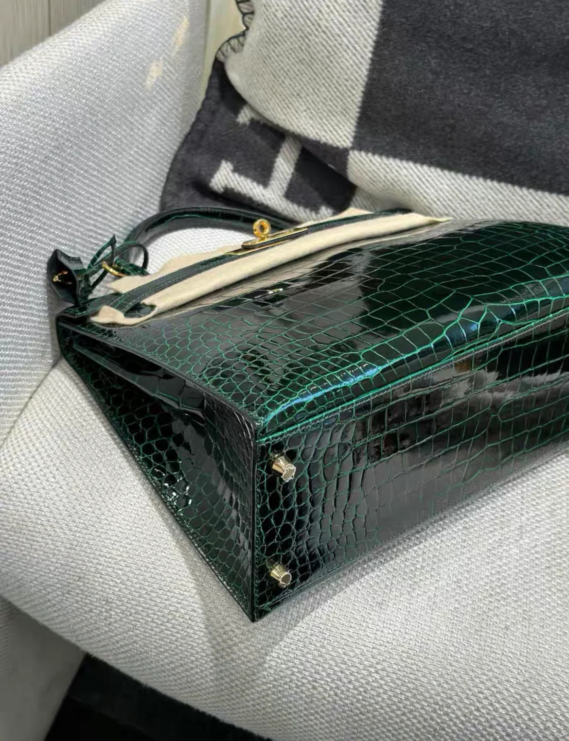 Hermès Kelly 32 Vert Emerald Shiny Alligator Sellier Gold Hardware Handbag - Image 4
