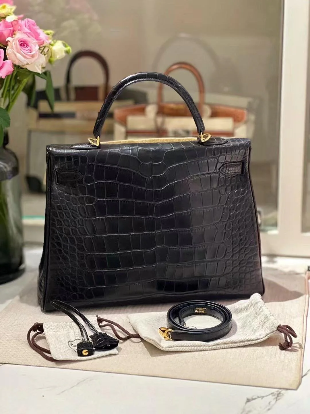 HERMÈS KELLY 35 BLACK MATTE ALLIGATOR GOLD HARDWARE - Image 2
