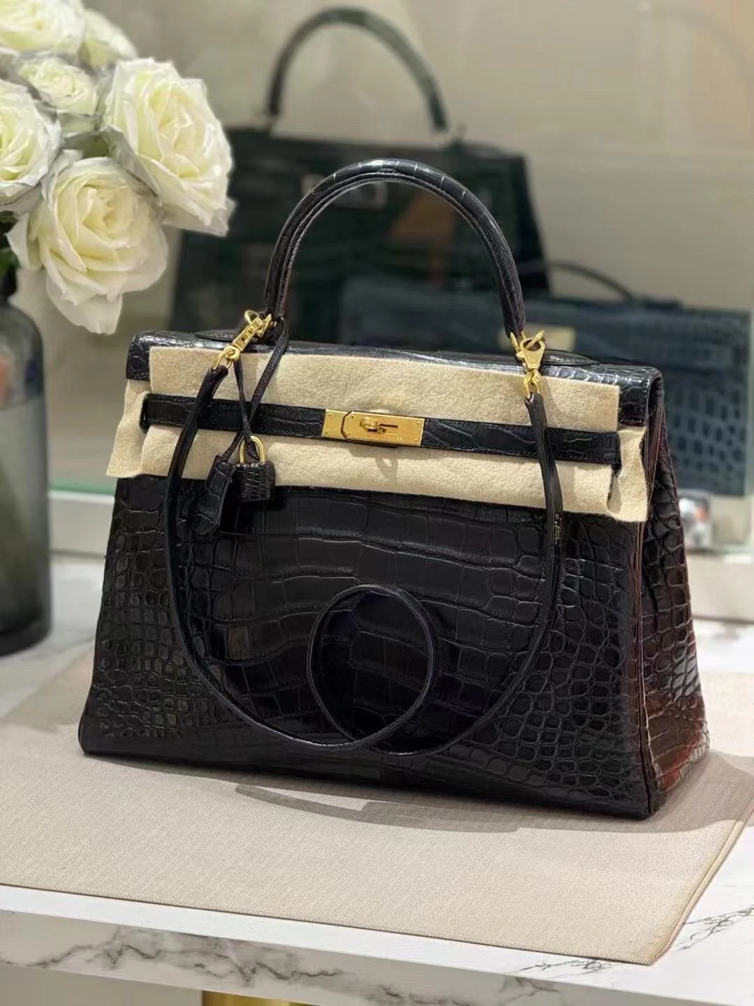HERMÈS KELLY 35 BLACK MATTE ALLIGATOR GOLD HARDWARE - Image 4