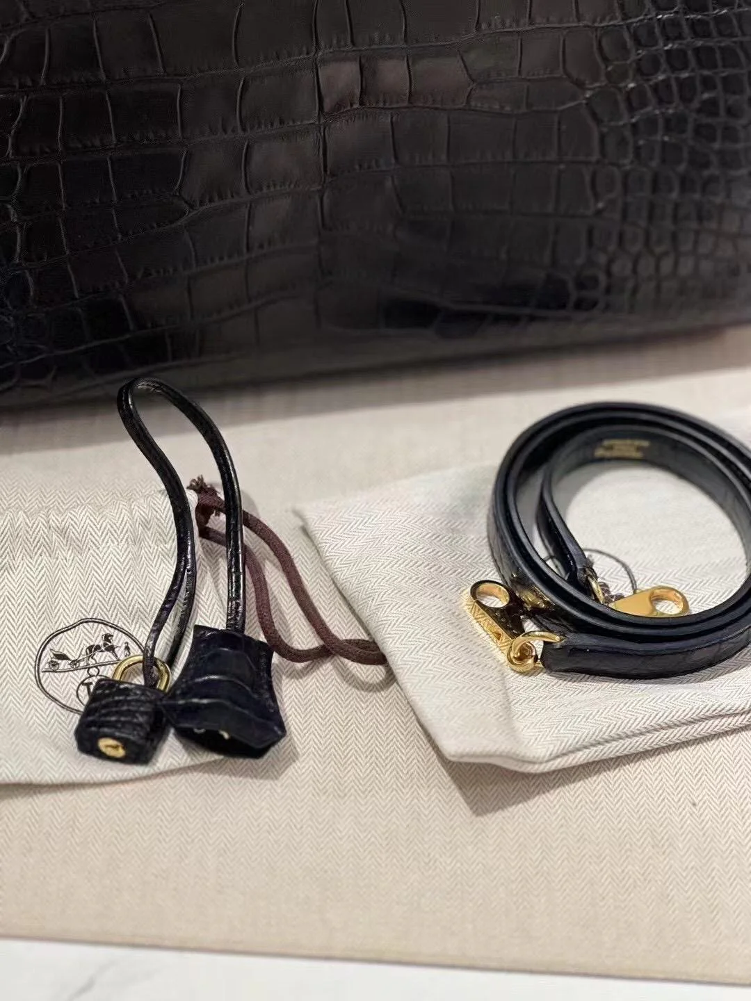 HERMÈS KELLY 35 BLACK MATTE ALLIGATOR GOLD HARDWARE - Image 6