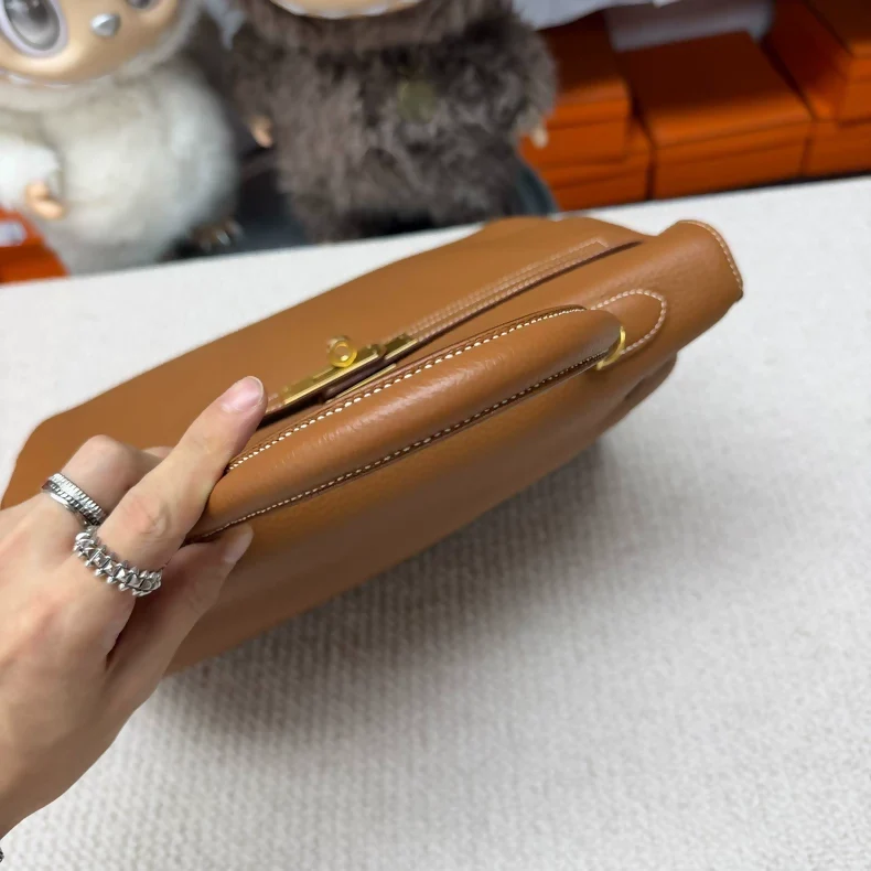 Hermès Kelly 35 in gold brown togo leather gold hardware - Image 3