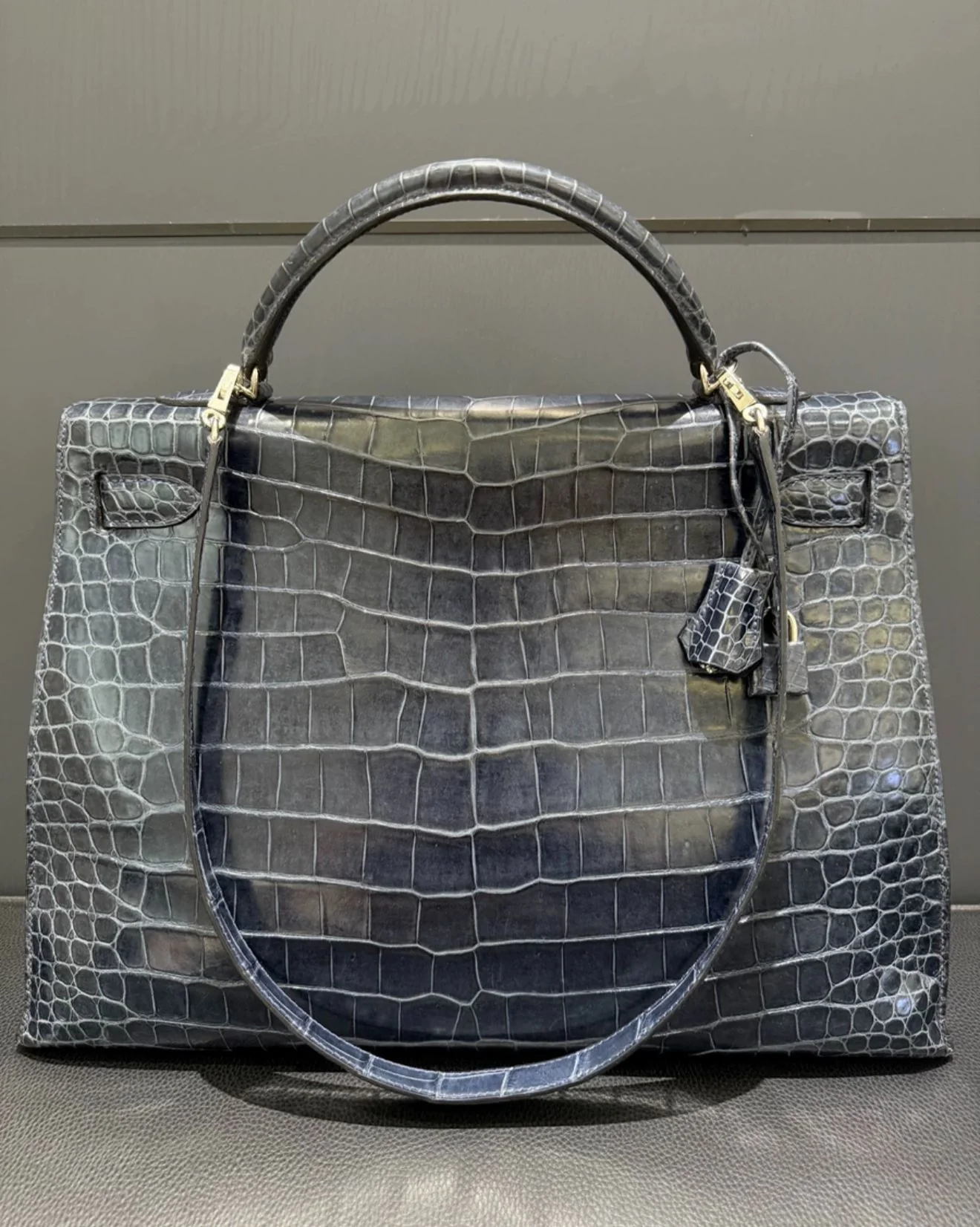 Hermès Kelly 40 Dark Blue Crocodile Leather Palladium Hardware - Image 2