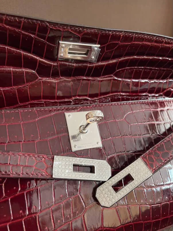 Hermès Kelly Cut Bourgogne Shiny Porosus Diamond Hardware - Image 2