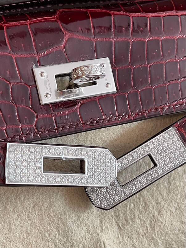 Hermès Kelly Cut Bourgogne Shiny Porosus Diamond Hardware - Image 3