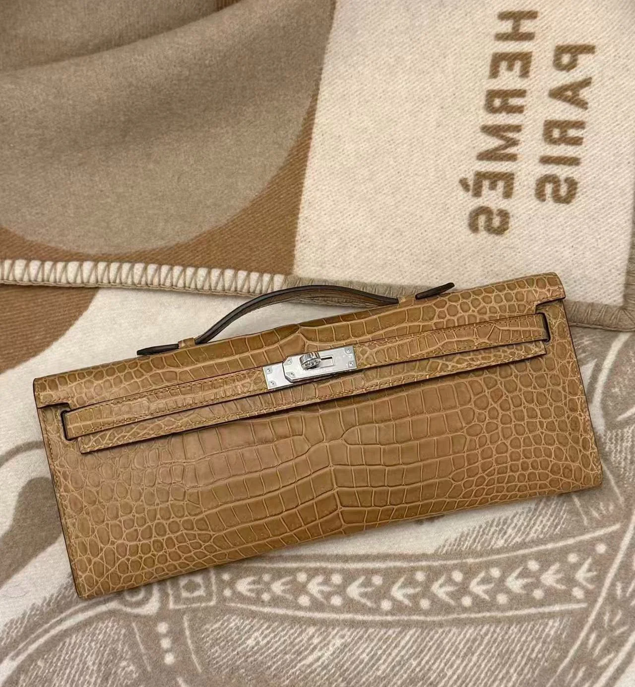 Hermès Kelly cut gold matte crocodile leather palladium hardware - Image 2