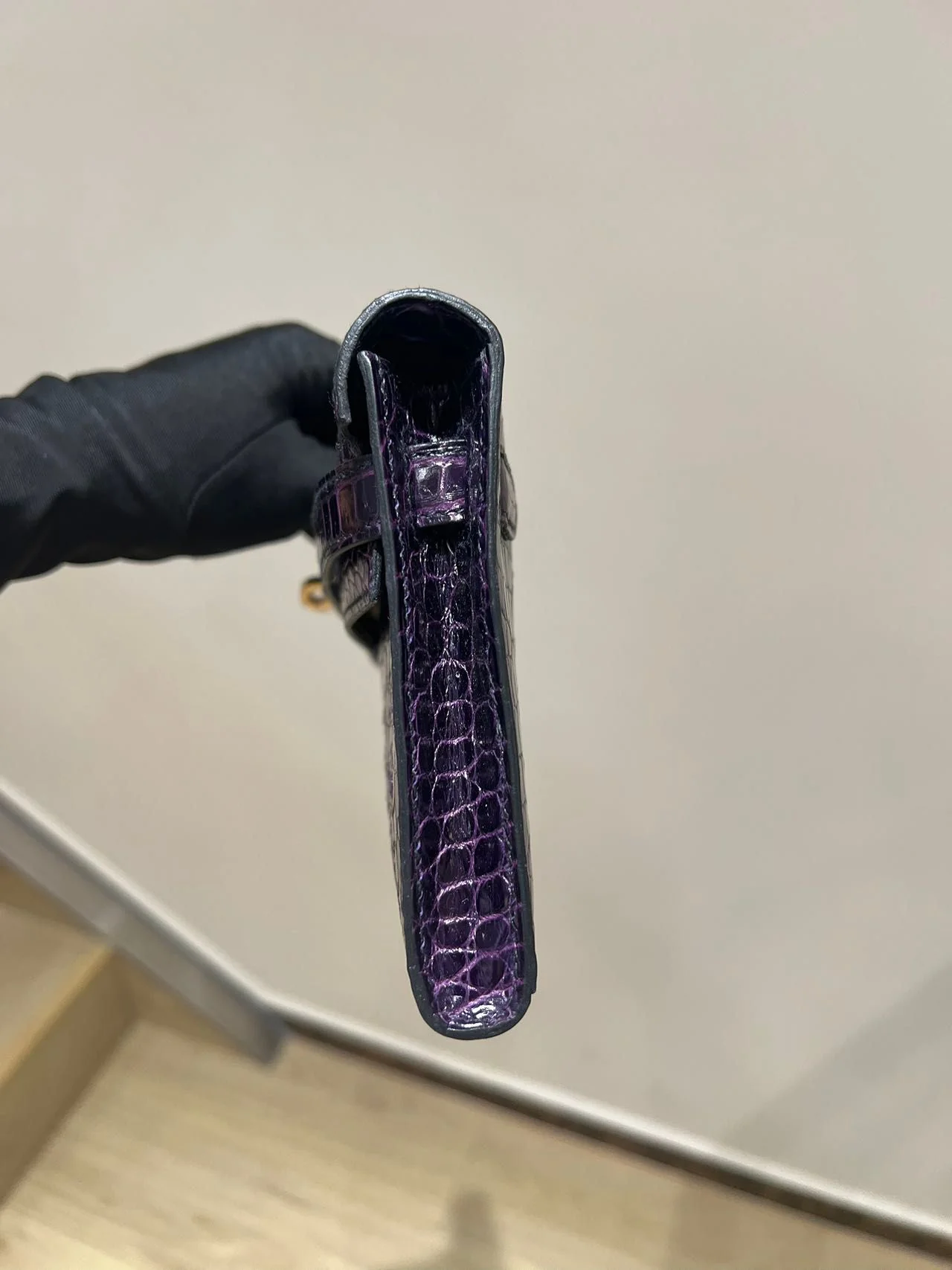 Hermes Kelly cut purple shiny crocodile leather gold hardware - Image 3