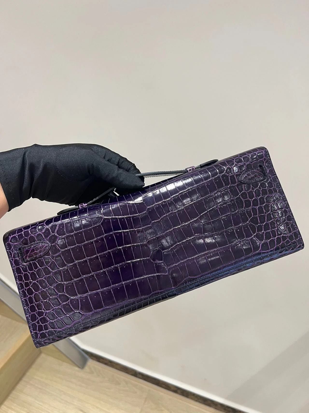 Hermes Kelly cut purple shiny crocodile leather gold hardware - Image 4